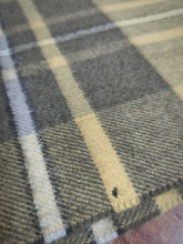 Carica l&#39;immagine nel visualizzatore di Gallery, Minarelli Bologna grande écharpe tartan en laine et cachemire Made in Scotland
