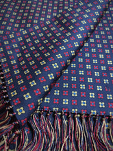 Charger l&#39;image dans la galerie, Frank Theak &amp; Roskilly London foulard marine en soie Made in England
