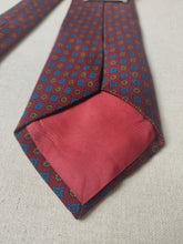 Carica l&#39;immagine nel visualizzatore di Gallery, Berteil Paris cravate vintage bordeaux en soie à motif géométrique Made in England
