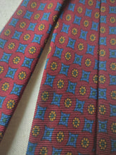 Carica l&#39;immagine nel visualizzatore di Gallery, Berteil Paris cravate vintage bordeaux en soie à motif géométrique Made in England

