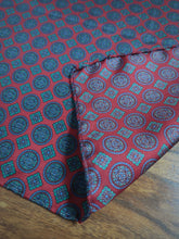 Charger l&#39;image dans la galerie, Pochette de costume rouge en soie à motif médaillons Made in Italy
