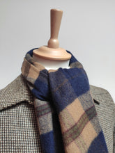 Carica l&#39;immagine nel visualizzatore di Gallery, Drake&#39;s grande écharpe à carreaux en laine et cachemire Made in Scotland
