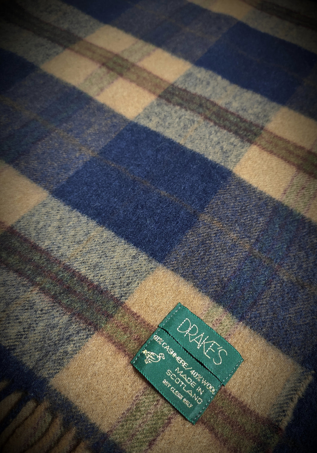 Drake's grande écharpe à carreaux en laine et cachemire Made in Scotland