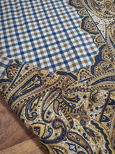 Charger l&#39;image dans la galerie, Aquascutum of London foulard étole vintage en laine et soie Made in Italy
