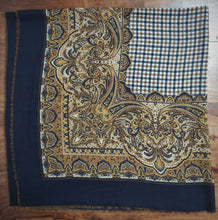 Charger l&#39;image dans la galerie, Aquascutum of London foulard étole vintage en laine et soie Made in Italy
