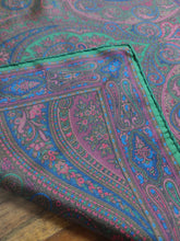Carica l&#39;immagine nel visualizzatore di Gallery, Pochette verte en soie à motif paisley Made in England
