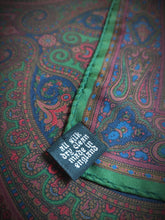 Afbeelding in Gallery-weergave laden, Pochette verte en soie à motif paisley Made in England
