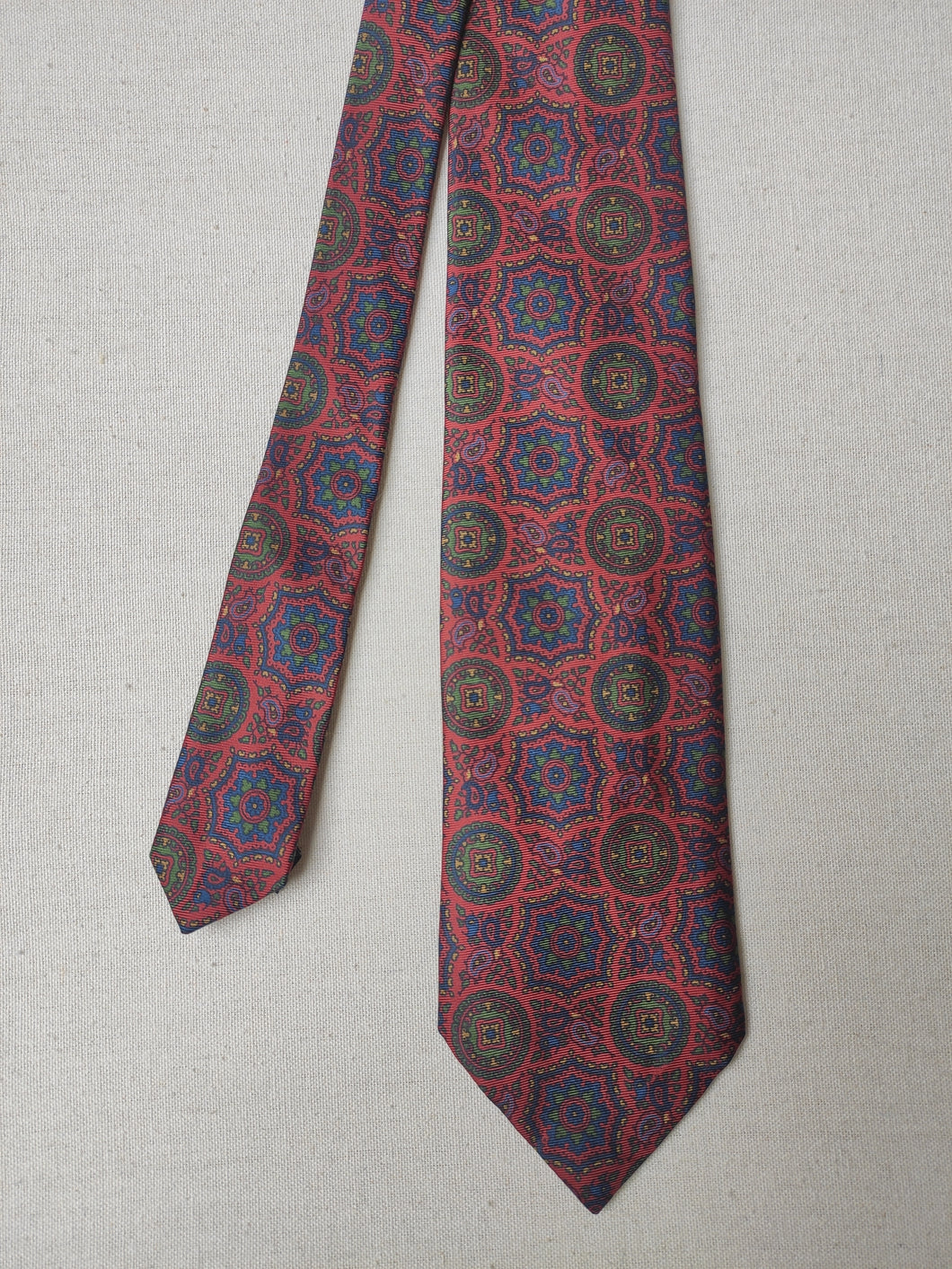 Cravate vintage rouge en soie à motif floral Made in England