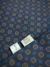 Carica l&#39;immagine nel visualizzatore di Gallery, Holliday &amp; Brown London foulard classique en soie à motif floral Made in England
