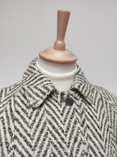 Carica l&#39;immagine nel visualizzatore di Gallery, Burberrys manteau femme à chevrons en pure laine Made in England 12 UK / 40 FR
