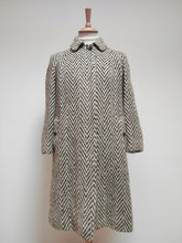 Afbeelding in Gallery-weergave laden, Burberrys manteau femme à chevrons en pure laine Made in England 12 UK / 40 FR
