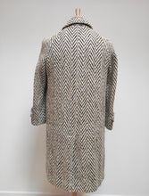 Afbeelding in Gallery-weergave laden, Burberrys manteau femme à chevrons en pure laine Made in England 12 UK / 40 FR
