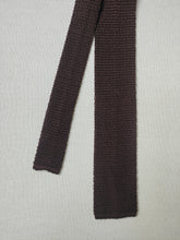 Carica l&#39;immagine nel visualizzatore di Gallery, Cravate vintage marron  en tricot de soie Made in Italy

