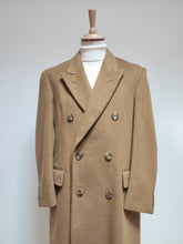 Afbeelding in Gallery-weergave laden, Aquascutum X Rosa &amp; Teixeira manteau beige croisé en laine vierge M
