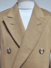 Afbeelding in Gallery-weergave laden, Aquascutum X Rosa &amp; Teixeira manteau beige croisé en laine vierge M
