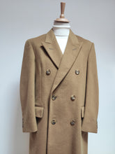 Afbeelding in Gallery-weergave laden, Aquascutum X Rosa &amp; Teixeira manteau beige croisé en laine vierge M
