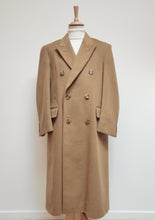 Afbeelding in Gallery-weergave laden, Aquascutum X Rosa &amp; Teixeira manteau beige croisé en laine vierge M
