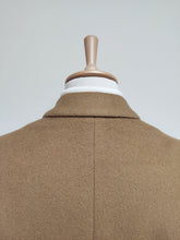 Afbeelding in Gallery-weergave laden, Aquascutum X Rosa &amp; Teixeira manteau beige croisé en laine vierge M
