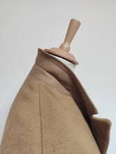 Afbeelding in Gallery-weergave laden, Aquascutum X Rosa &amp; Teixeira manteau beige croisé en laine vierge M
