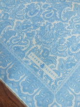 Carica l&#39;immagine nel visualizzatore di Gallery, Robert Talbott pochette en soie à motif paisley Made in England
