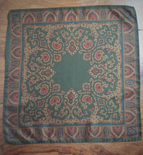 Charger l&#39;image dans la galerie, Old River pochette vintage kaki en soie à motif floral Made in Italy
