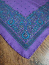 Charger l&#39;image dans la galerie, Pochette vintage violette en soie à motif paisley Made in Italy
