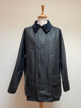 Charger l&#39;image dans la galerie, Barbour veste de chasse Beaufort en coton ciré bleu marine C50 / 127 cm
