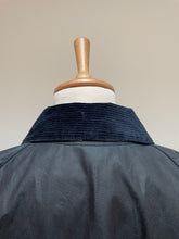 Charger l&#39;image dans la galerie, Barbour veste de chasse Beaufort en coton ciré bleu marine C50 / 127 cm
