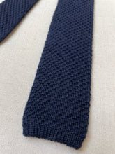 Carica l&#39;immagine nel visualizzatore di Gallery, Cravate tricot vintage marine 100% laine Made in Italy
